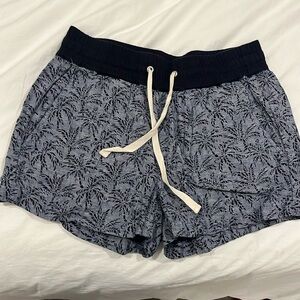 Size 00 J Crew beach shorts in great condition!